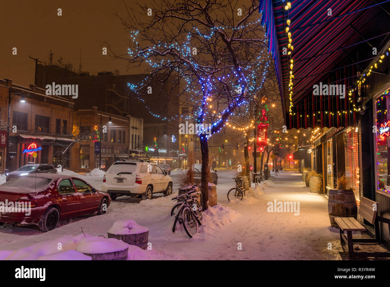 Notte nevosa su Higgins Avenue nel centro cittadino di Missoula, Montana, USA Foto Stock