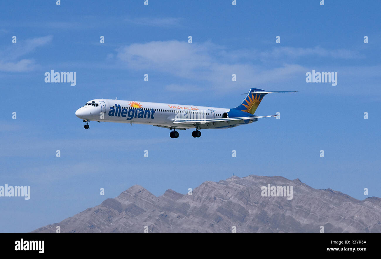 Sistema Allegiant DC-9 Jet in atterraggio a Las Vegas, Nevada, McCarren Airport Foto Stock