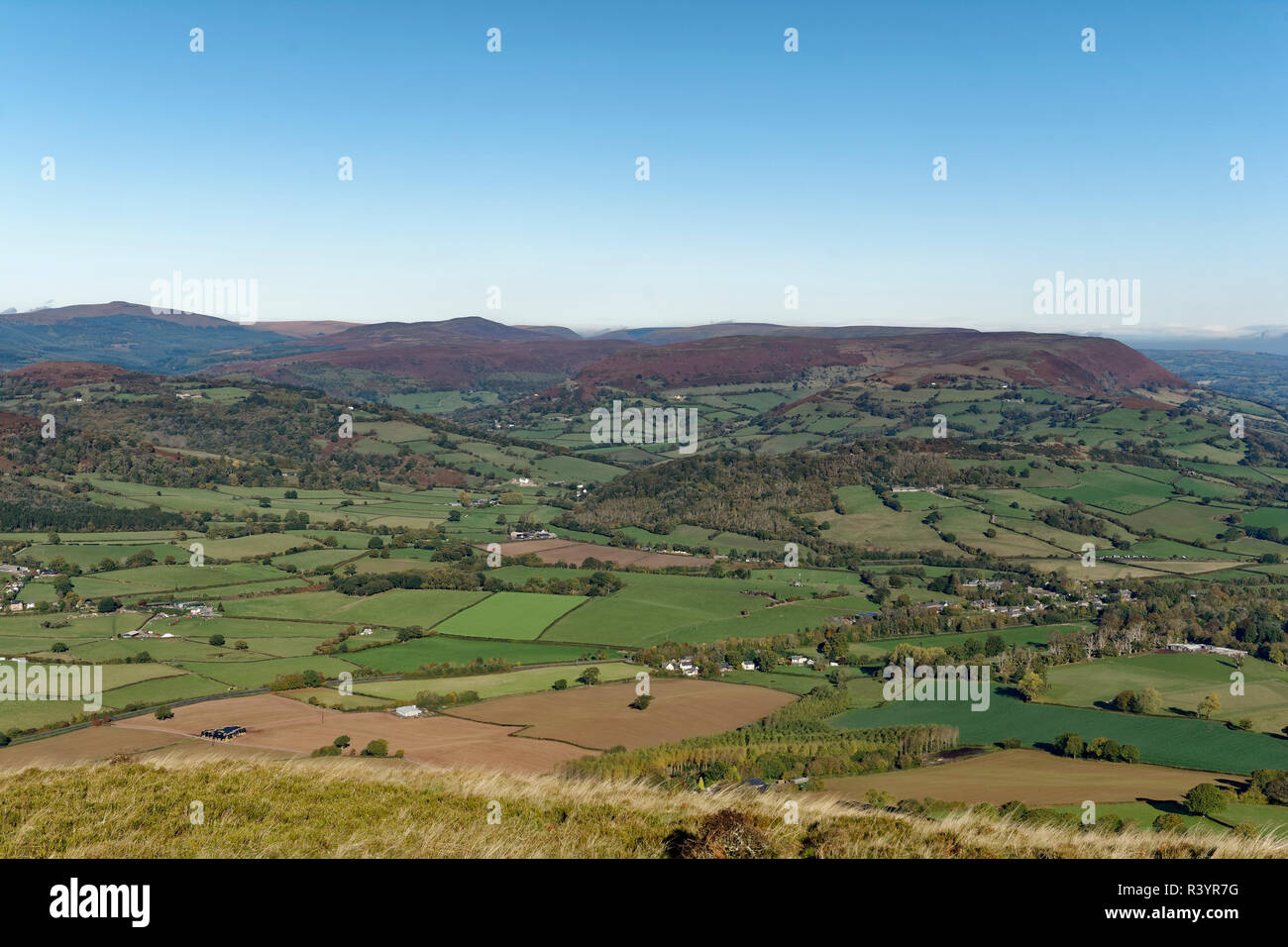 Hatterrall Hill (al centro a destra) & Vale di Ewyas, visto dal Ysgyryd Fawr (Skirrid Fawr), Abergavenny, Monmouthshire, Galles Foto Stock