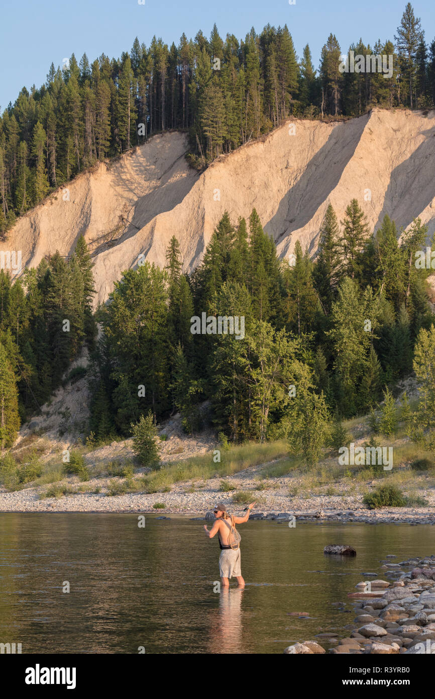 La pesca a mosca sul fiume Flathead vicino Coram, Montana, USA (MR) Foto Stock