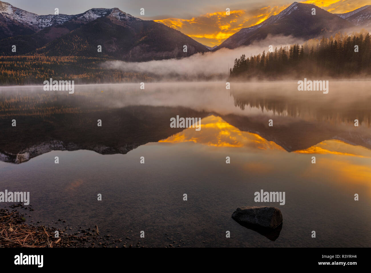 Sunrise nebbia sul lago Holland nella Flathead National Forest, Montana, USA Foto Stock
