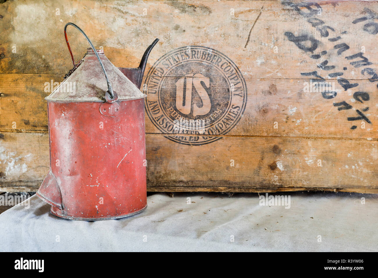 Stati Uniti d'America, Montana, Stato di Bannack Park, antichi barattolo di latta e scatola di legno Foto Stock