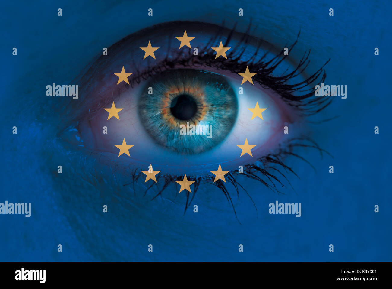 Occhio guarda attraverso l'Europa bandiera concetto macro sfondo Foto Stock