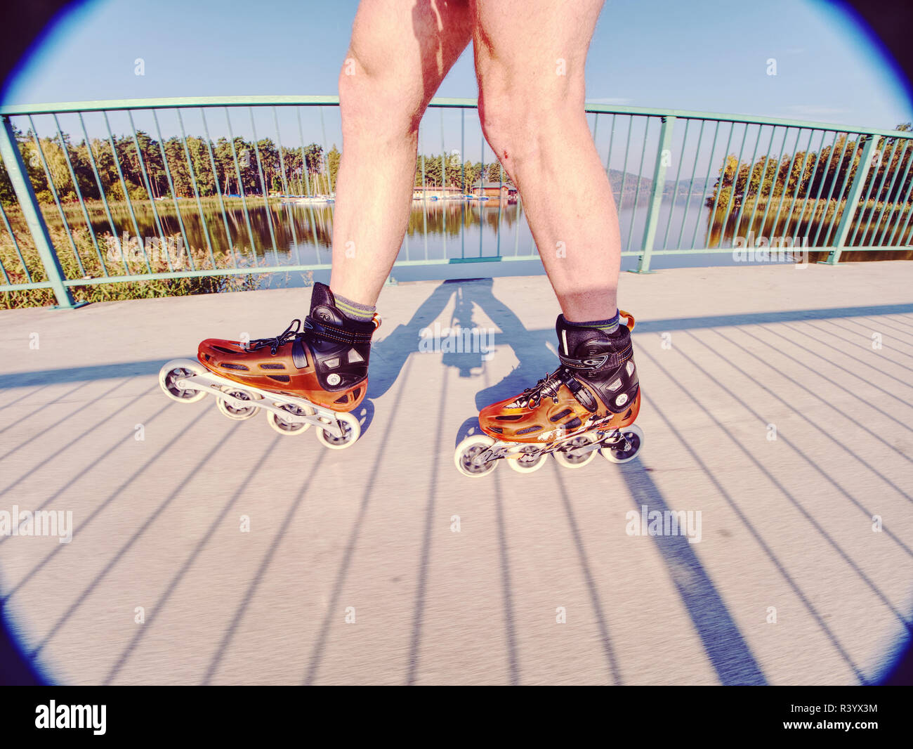 Gamma Doksy, Repubblica Ceca, 9 ottobre 2018. Rullo di uomo skater in velocità guscio duro pattini. L'uomo provare trick sul sentiero contro il sole Foto Stock