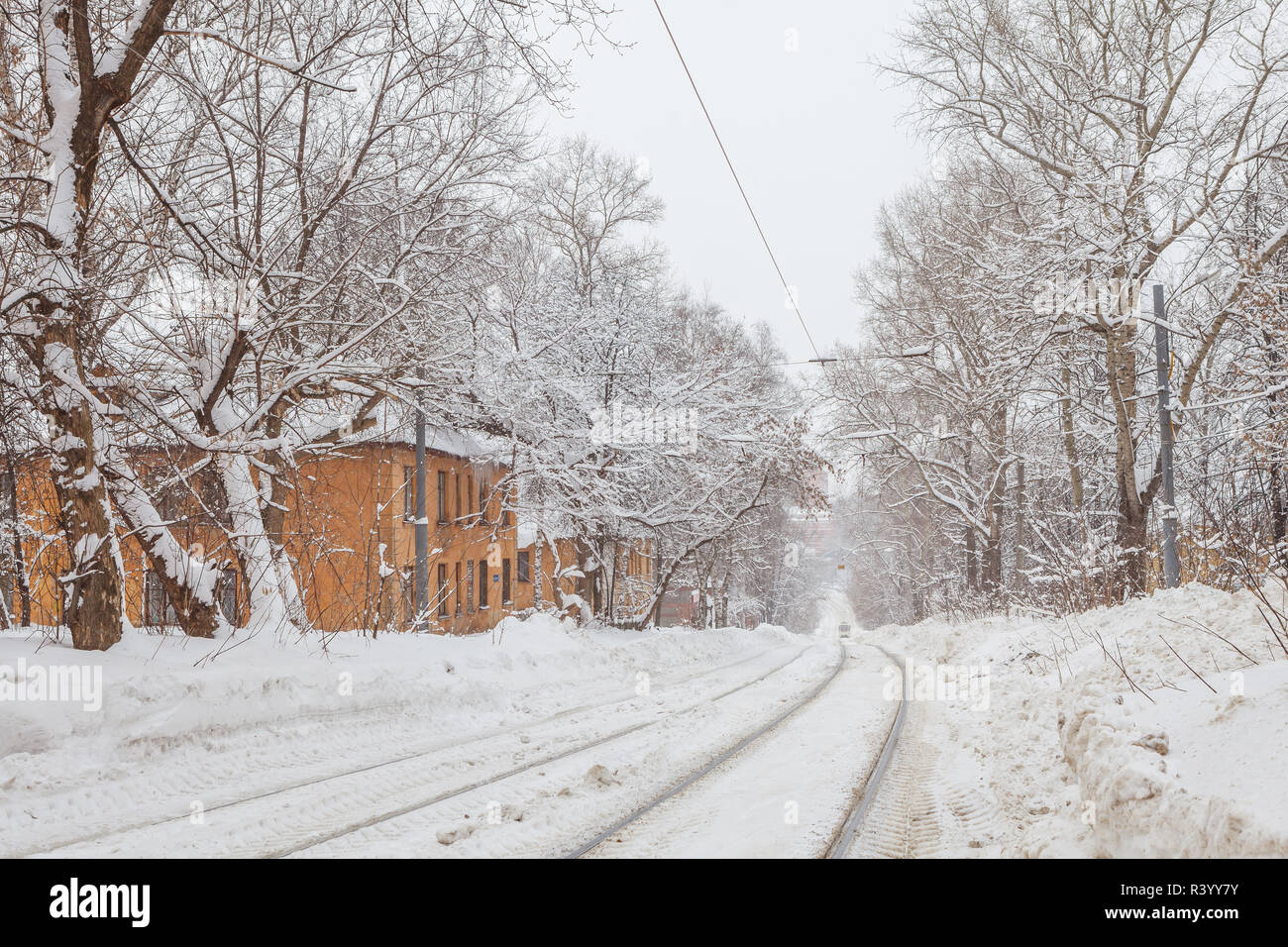 I binari del tram coperto dalla neve in inverno Foto Stock