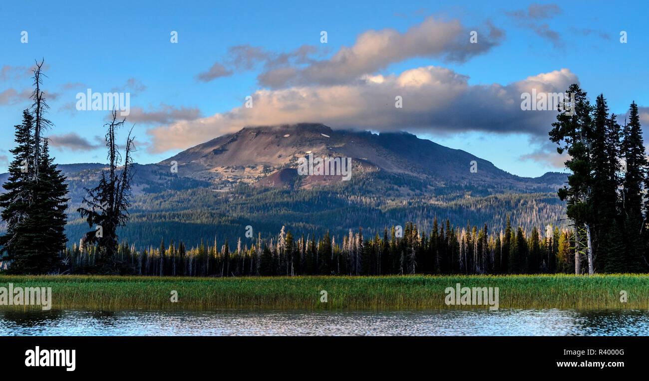 Deschutes National Forest, Oregon, Stati Uniti d'America. Rotta in alto con le nubi dal lago di scintille. Foto Stock