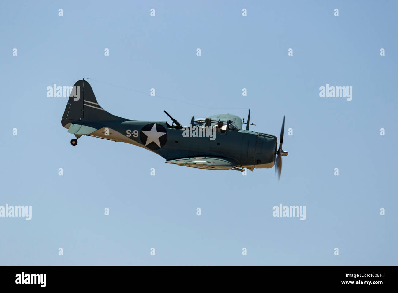 Douglas SBD bombardiere immersioni con Mt. Jefferson in background, Madras Airshow, Oregon. Foto Stock