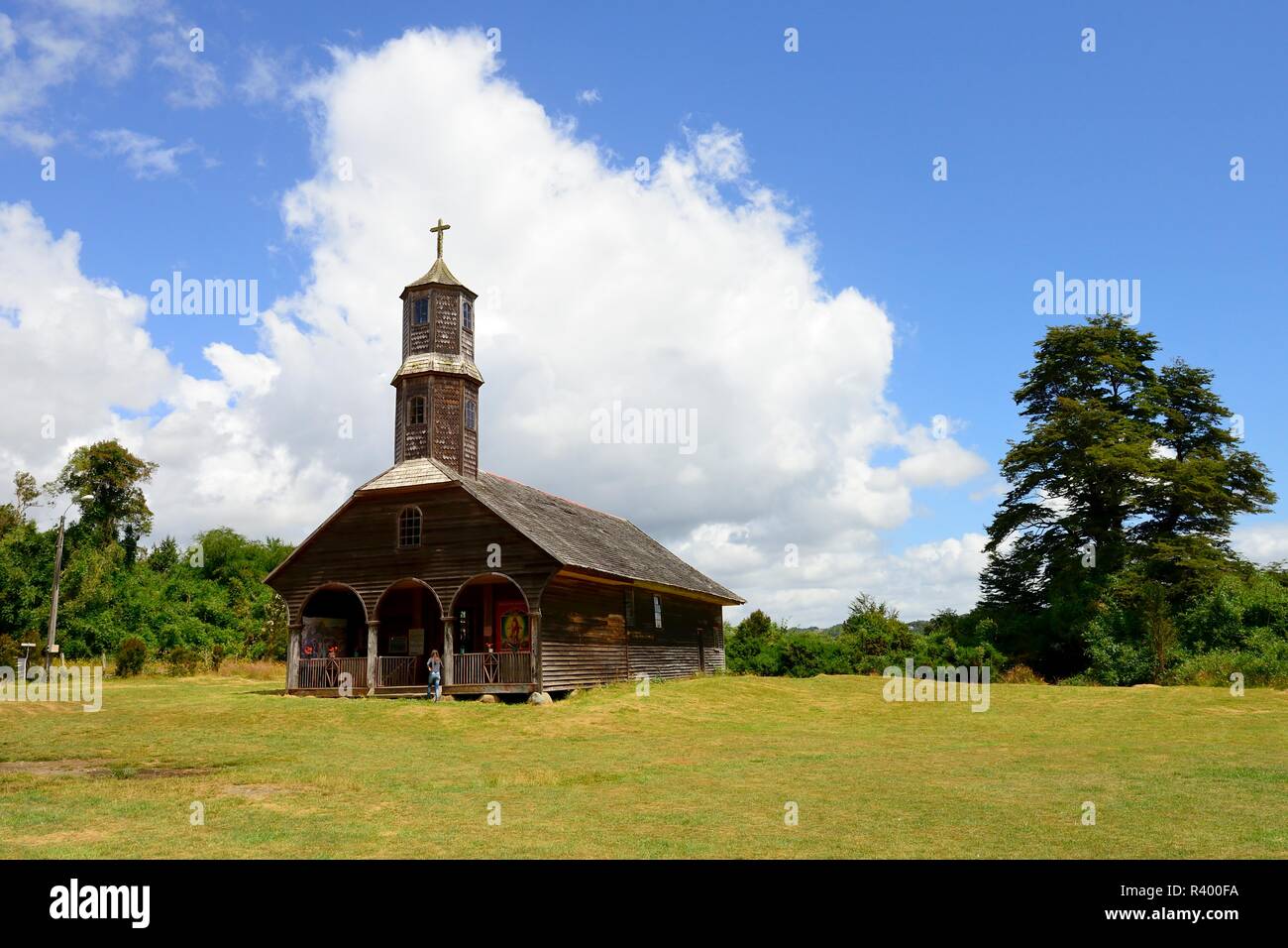 Chiesa di legno Iglesia San Antonio de colo, Sito Patrimonio Mondiale dell'UNESCO, Quemchi, isola di Chiloé, Cile Foto Stock