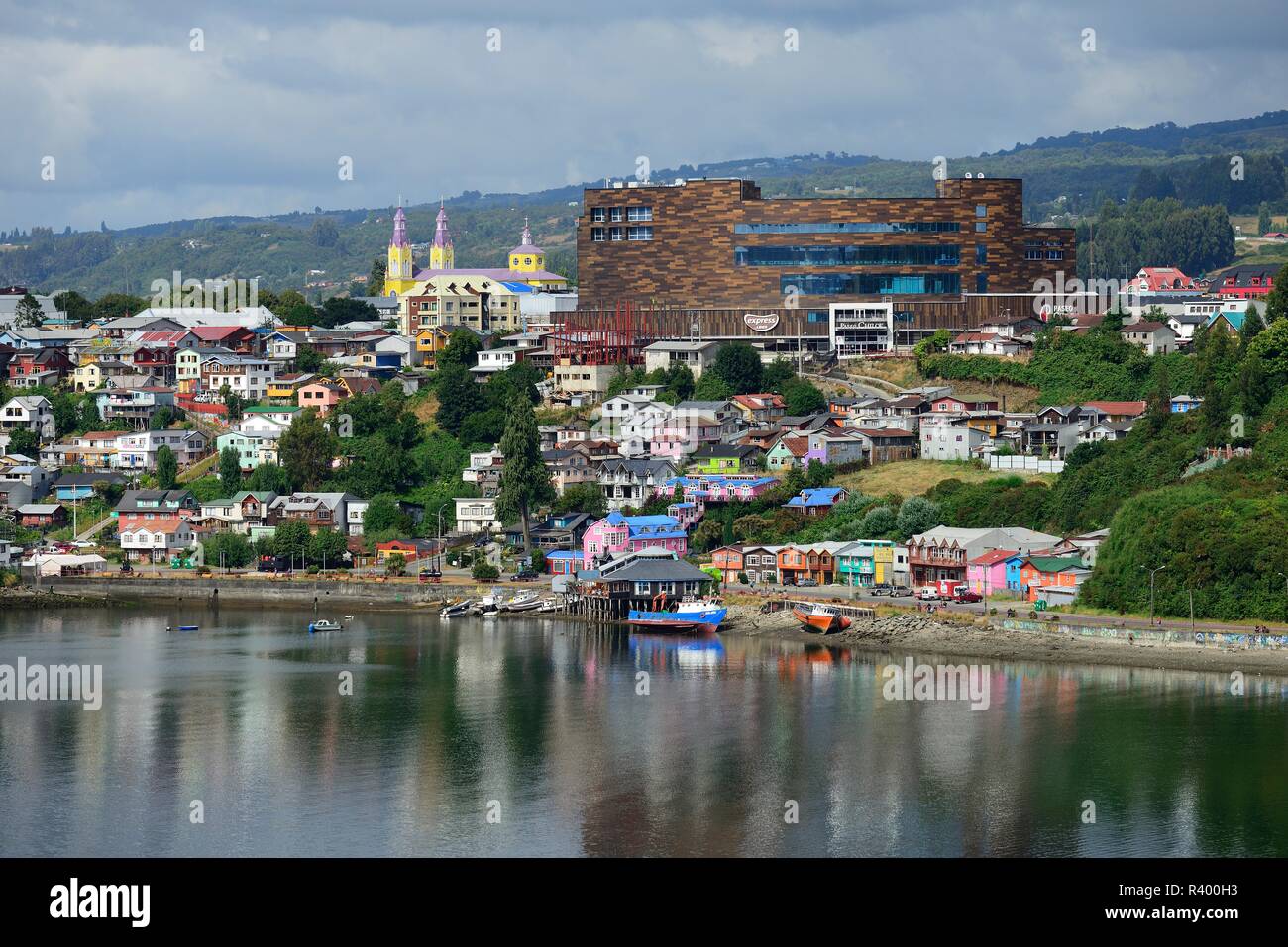 Vista città con centro commerciale Paseo Chiloé, Castro, isola di Chiloé, Cile Foto Stock