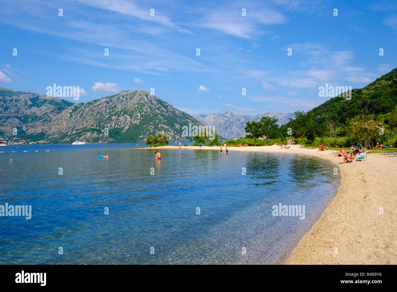 Spiaggia balneare in Donji Morinj, Baia di Kotor, Montenegro Foto Stock