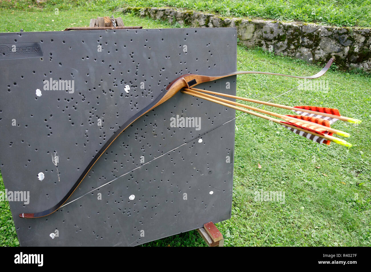 "Tradizionali flex / deflex' ottiene bow pende sulle frecce shot in stretto gruppo. Foto Stock