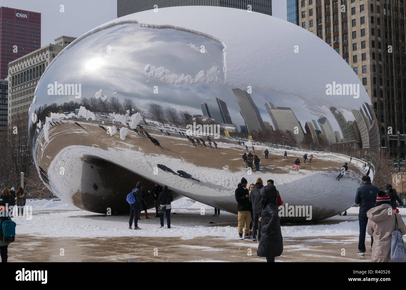 Cloud Gate coperto di neve, il Millennium Park di Chicago Foto Stock
