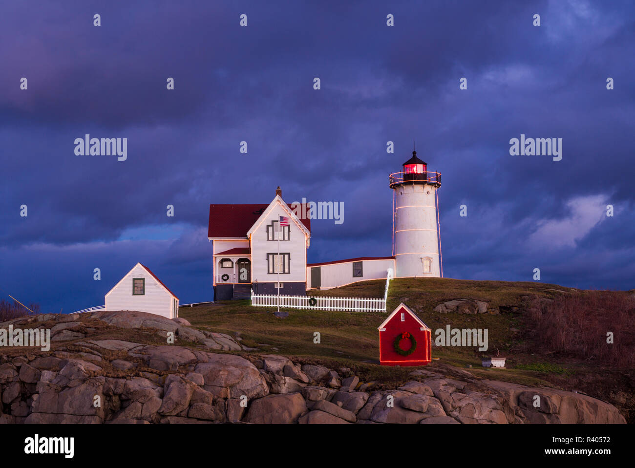 Stati Uniti d'America, Maine, York Beach, Nubble Luce faro con decorazioni di Natale al crepuscolo Foto Stock