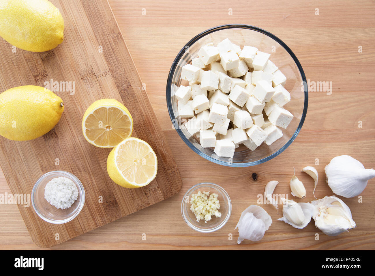 Il tofu, limoni, aglio e sale per marinaded tofu per insalate. Foto Stock