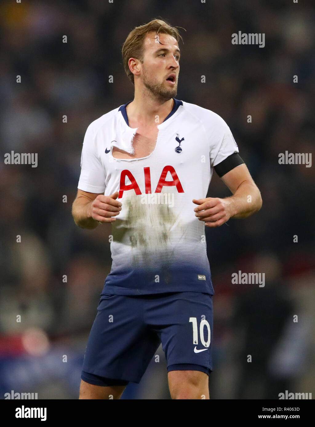 Tottenham Hotspur Harry Kane rip la sua maglietta durante il match di  Premier League allo Stadio di Wembley, Londra Foto stock - Alamy
