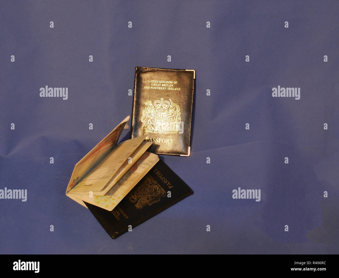 Più passaporti. Una selezione dei passaporti e dei titolari che mostra le pagine in alcuni e timbri. Foto Stock