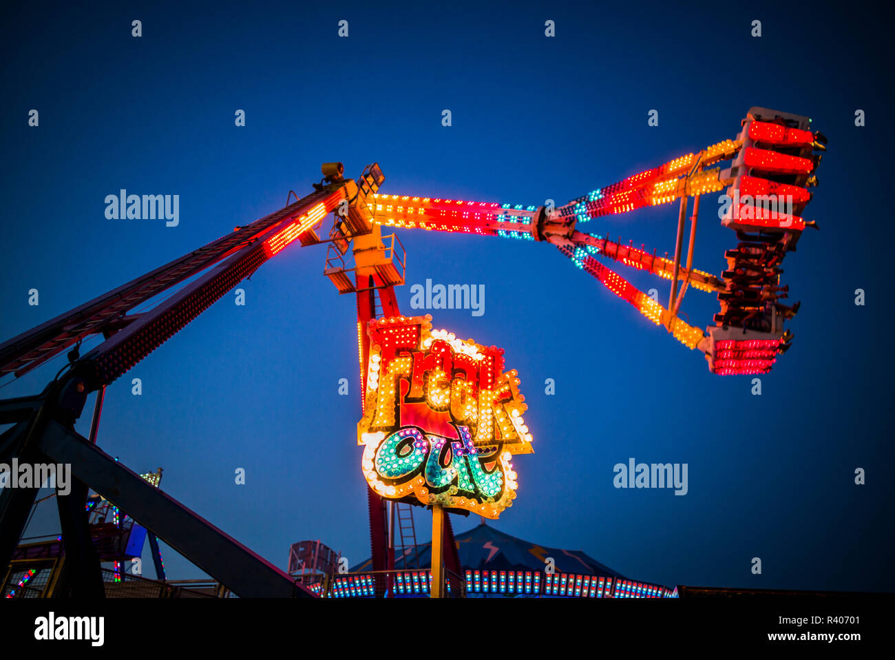 Stati Uniti d'America, Massachusetts, Cape Ann, Gloucester, San Pietro Fiesta, Italian-Portuguese comunità di pesca festival, Carnival ride chiamato Freak Out al crepuscolo Foto Stock