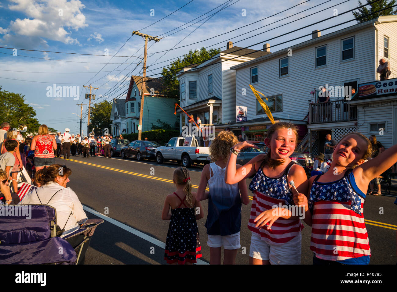 Stati Uniti d'America, Massachusetts, Cape Ann, Gloucester, quarto di luglio parade, bambini guardando la sfilata Foto Stock