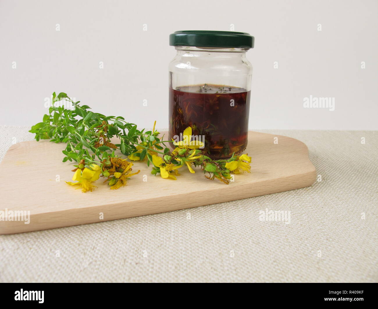 Macerazione di decapare St John's wort in olio di oliva Foto Stock