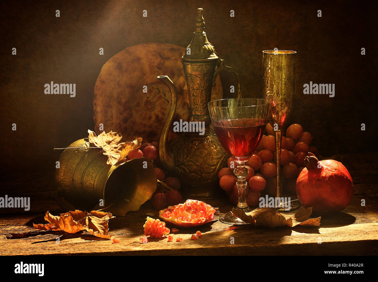 Ancora vita in stile orientale con uve, melograno e vino Foto Stock