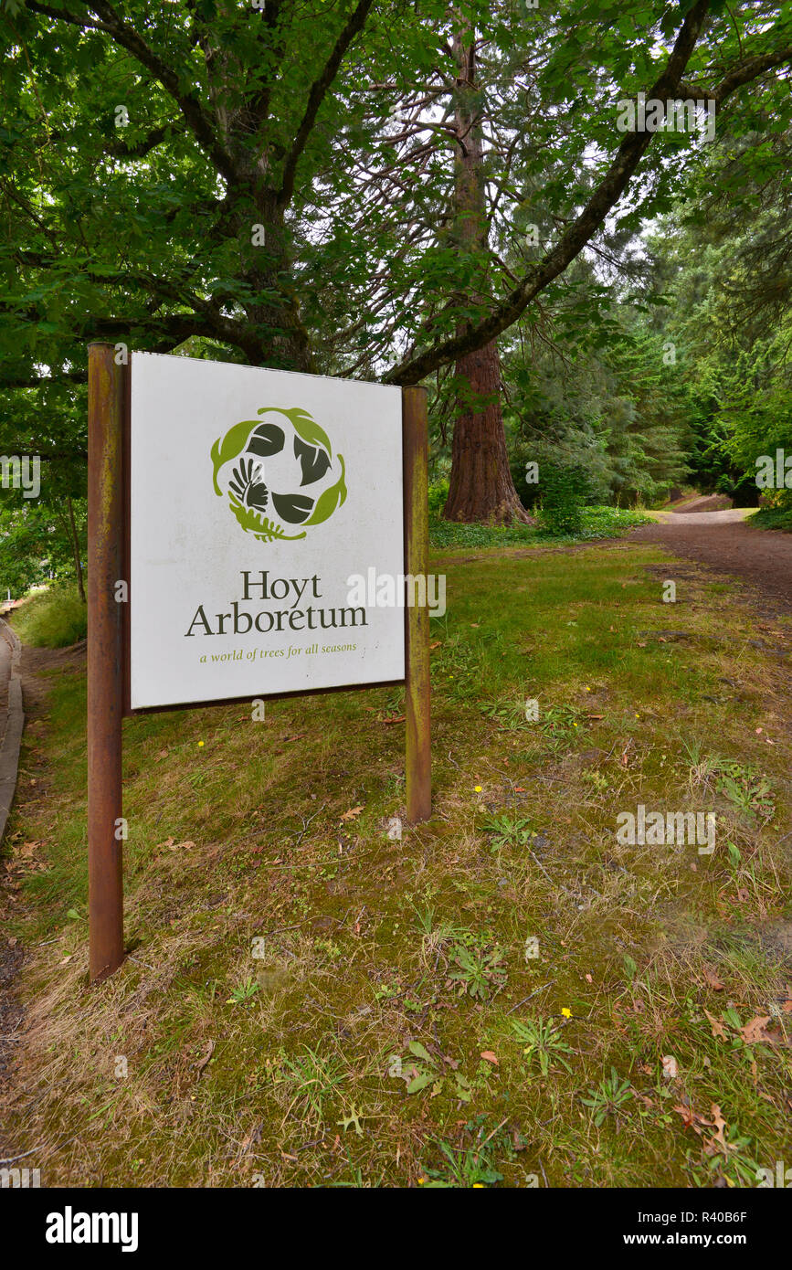 Stati Uniti d'America, Oregon, Portland. Segno a Hoyt Arboretum in Washington Park. Credito come: Steve Terrill Jaynes / Galleria / DanitaDelimont.com Foto Stock