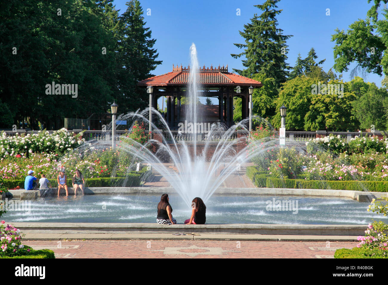 Stati Uniti d'America, Oregon, Portland. Persone a Fontana nel parco della penisola. Credito come: Steve Terrill Jaynes / Galleria / DanitaDelimont.com Foto Stock