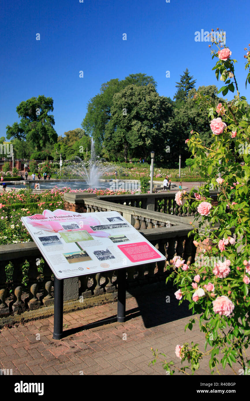 Stati Uniti d'America, Oregon, Portland. Fontana e firmare in penisola parco. Credito come: Steve Terrill Jaynes / Galleria / DanitaDelimont.com Foto Stock