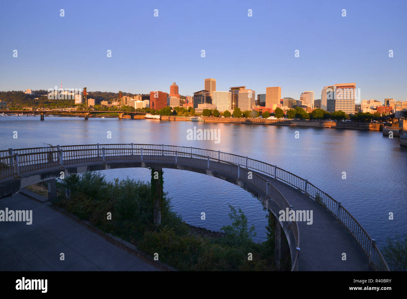 Stati Uniti d'America, Oregon, Portland. Vera Katz Eastbank Esplanade lungo il fiume Willamette. Credito come: Steve Terrill Jaynes / Galleria / DanitaDelimont.com Foto Stock