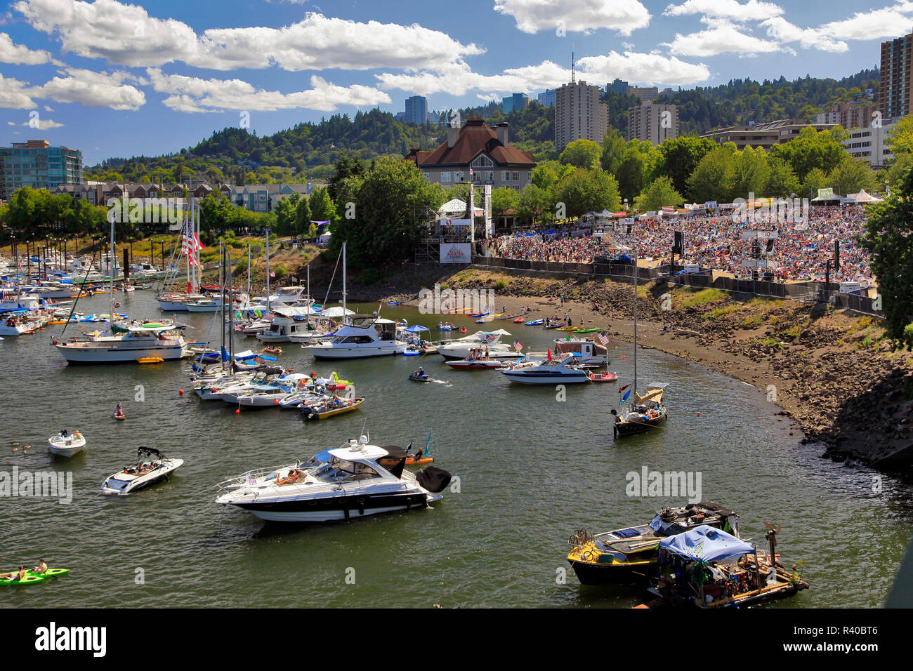 Stati Uniti d'America, Oregon, Portland. Le barche e gli spettatori a Waterfront Blues Fest. Credito come: Steve Terrill Jaynes / Galleria / DanitaDelimont.com Foto Stock