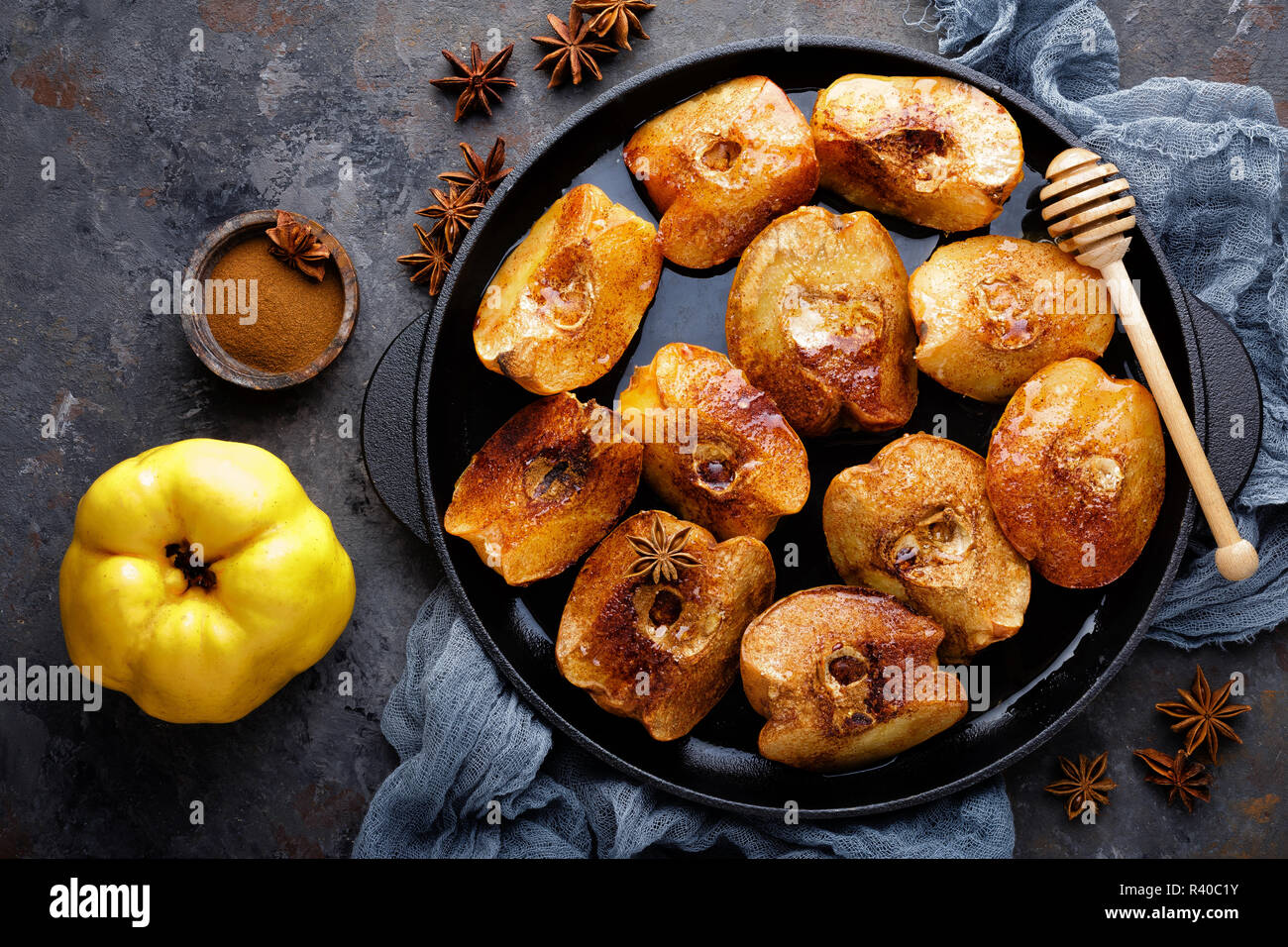 Apple mela cotogna cotta con miele e cannella. Sana dessert vegetariano Foto Stock