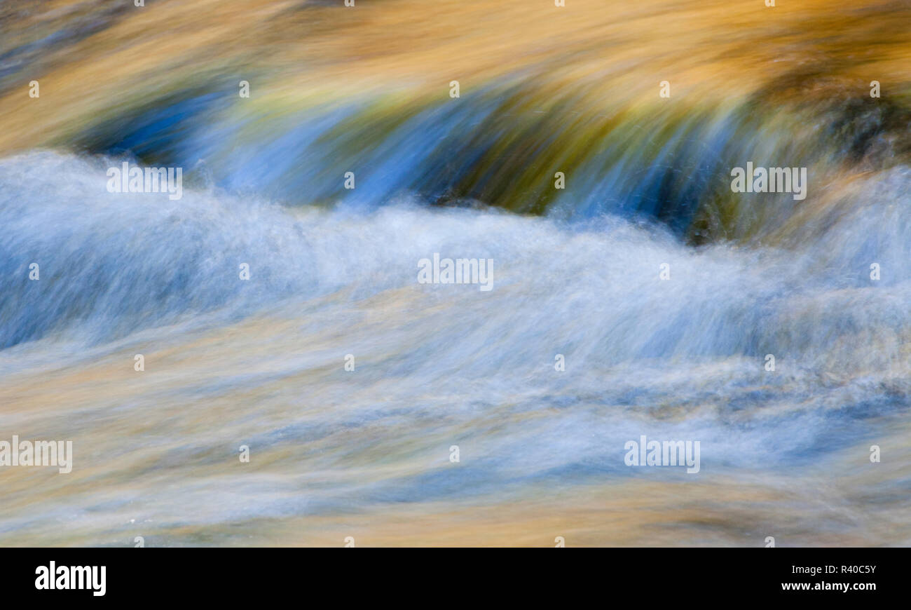 Rogue River che scorre e prelevare i colori riflettenti di autunno Foto Stock