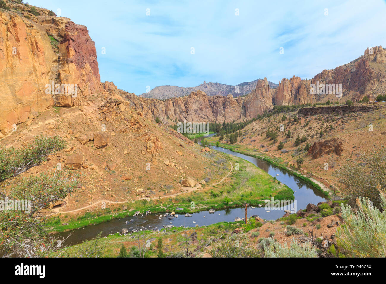 Stati Uniti d'America, Central Oregon, Redmond, Terrebonne. Smith Rock State Park. Crooked River. Deserto di alta. Il basalto rocce e dirupi. Foto Stock