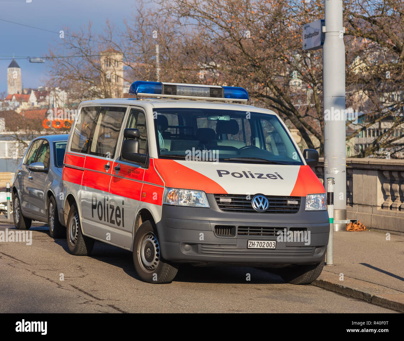 Zurich, Svizzera - 19 dicembre 2016: un veicolo di Zurigo la polizia municipale parcheggiato presso la sua sede. Zurigo la polizia municipale (tedesco: Stadtpolize Foto Stock