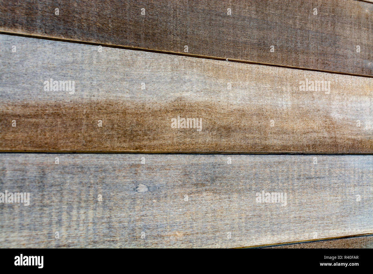 Texture di sfondo di colore marrone rustico in legno naturale con una peculiare configurazione a grana di legno per utilizzare un modello di progetto in un frame completo panorama Foto Stock