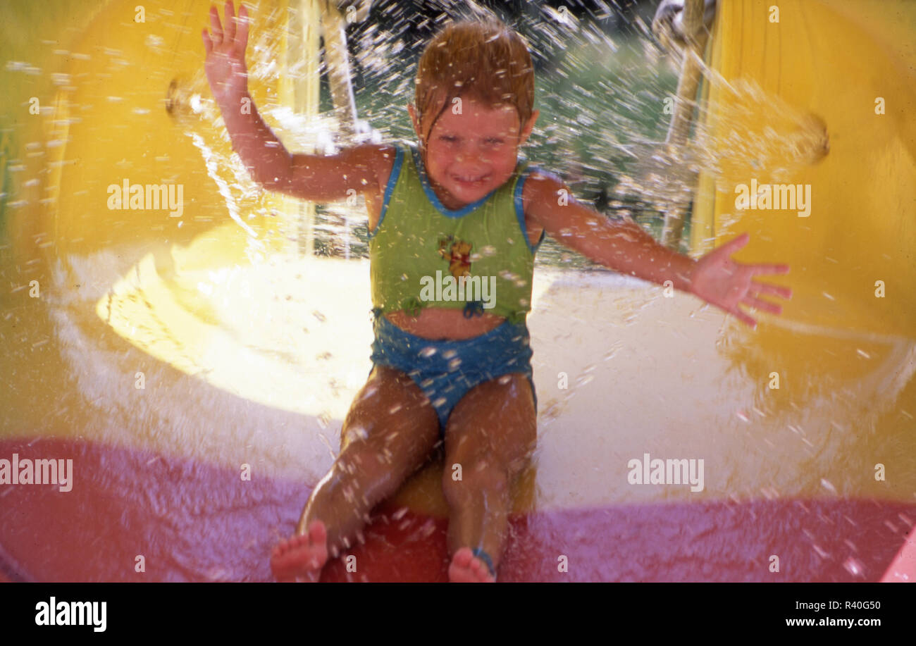 Ragazza avente estate divertimento al parco acquatico Foto Stock