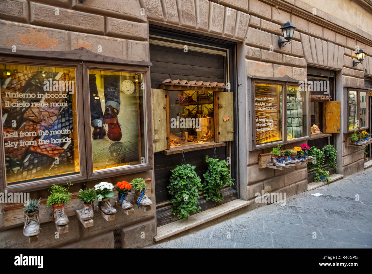 Vecchio negozio di calzature. Il piccolo negozio di scarpe nel centro storico di Montepulciano Toscana Italia Foto stock Alamy