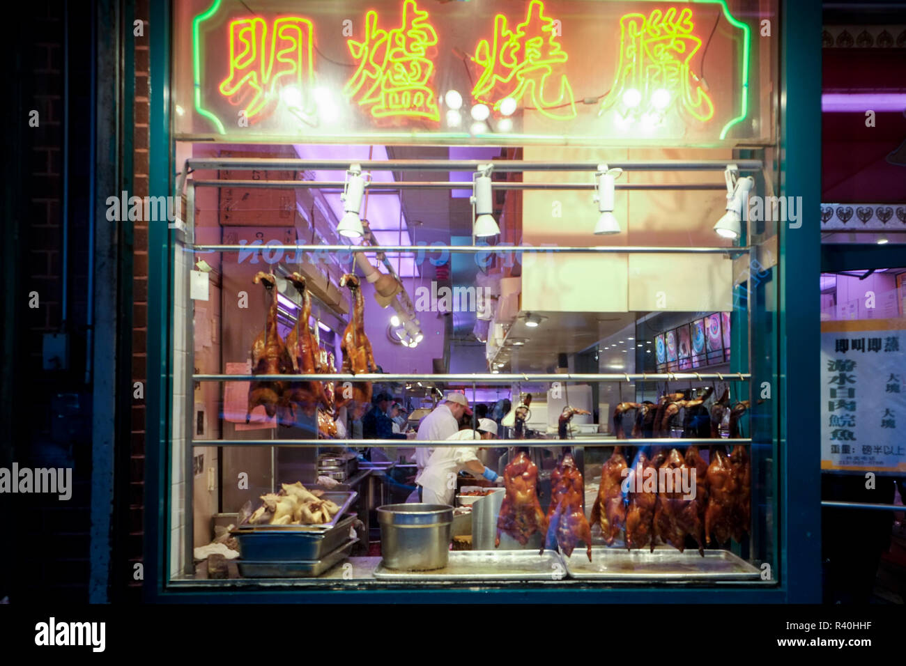 Anatra cotto appeso nella finestra di un ristorante Asiatico, New York City, NY Foto Stock