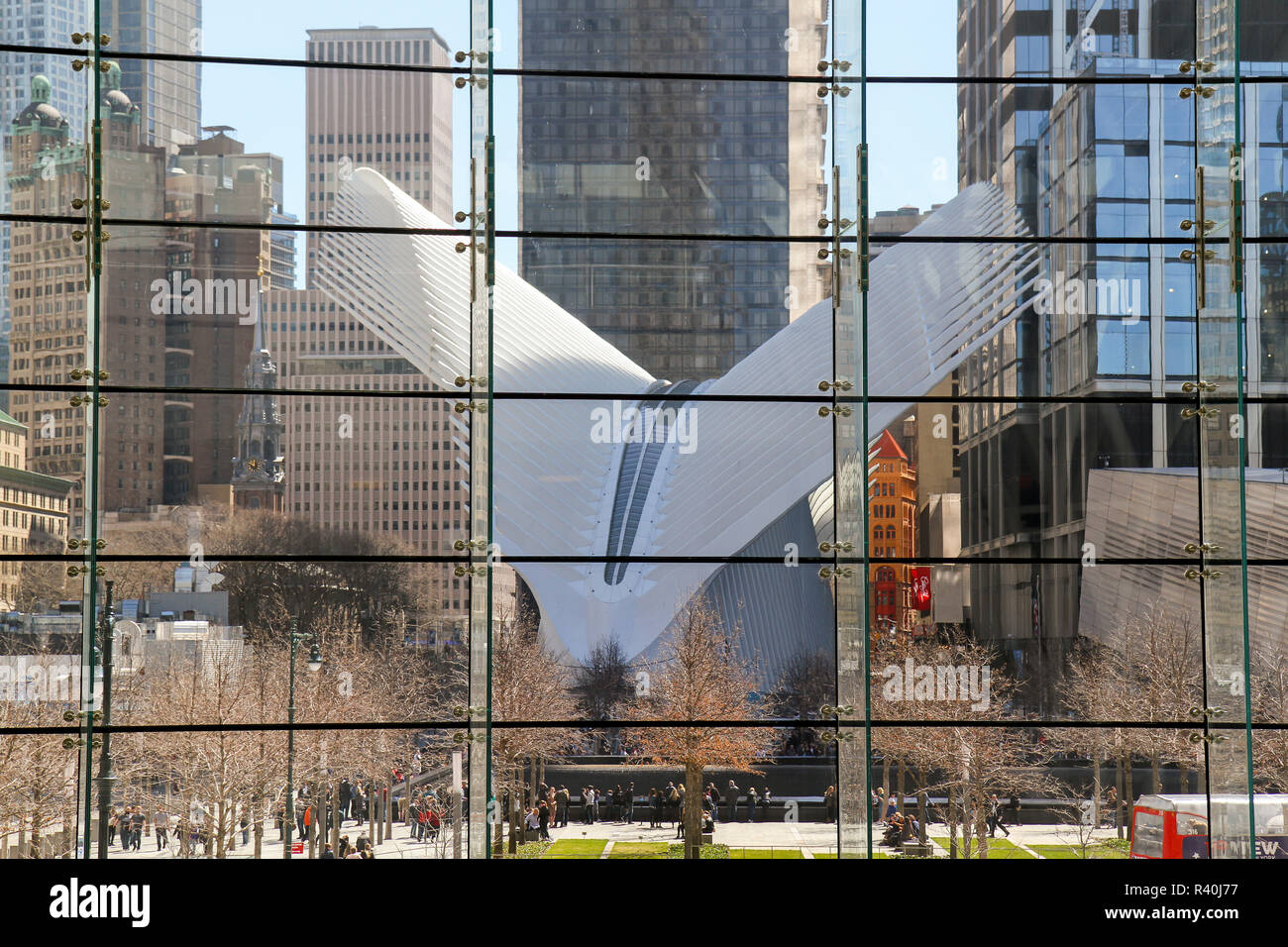 Il National September 11 Memorial Museum (struttura bianca) visto attraverso le finestre al posto di Brookfield, New York, Stati Uniti d'America Foto Stock
