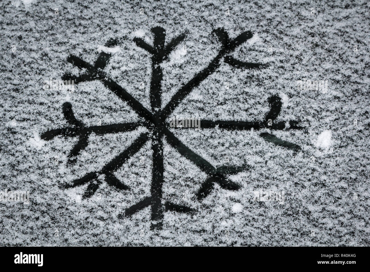 I fiocchi di neve sul vetro in inverno, superficie nevosa Foto Stock