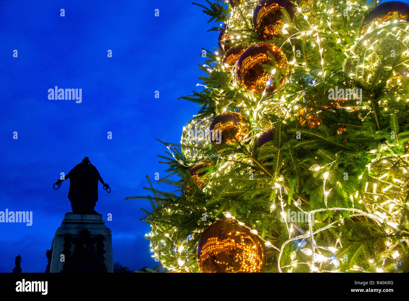 Un albero di Natale in primo piano della Guerra di Crimea Memorial a Waterloo Place Foto Stock