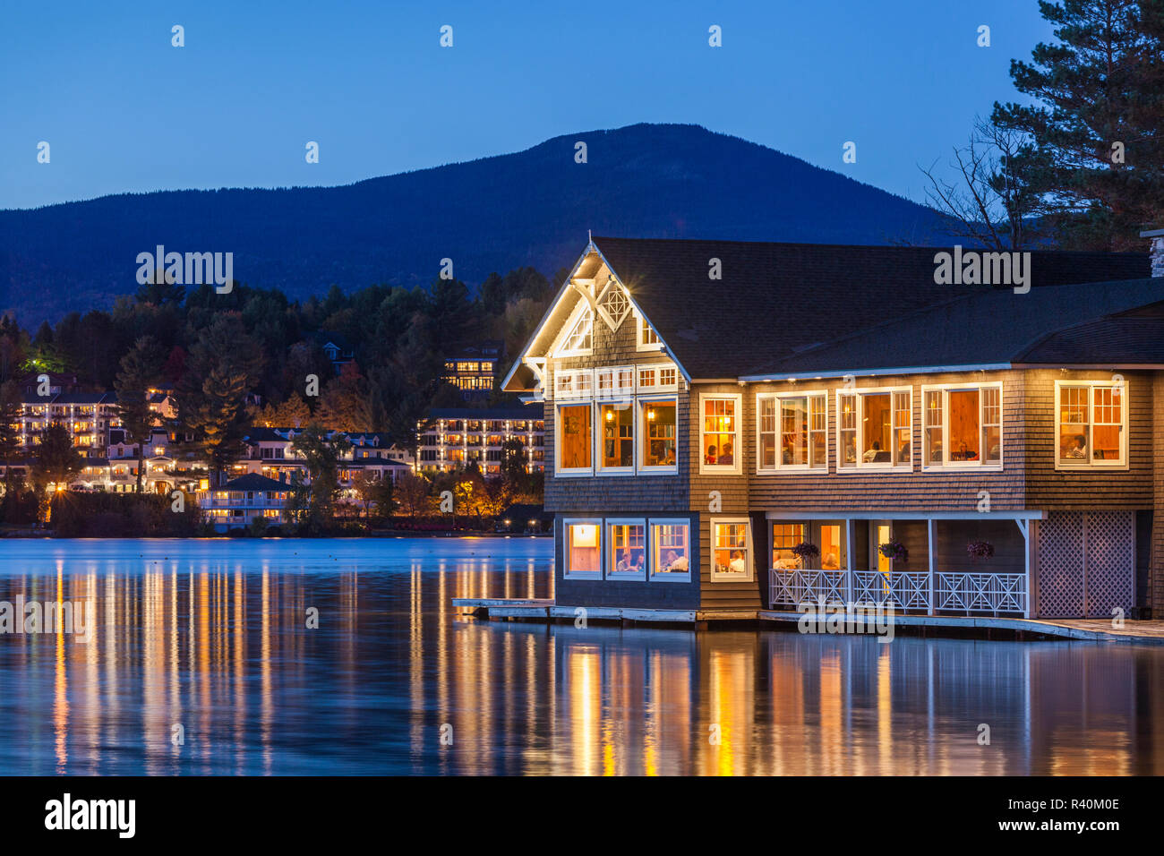 Stati Uniti d'America, New York, Montagne Adirondack, Lake Placid, Lake Placid Club Boathouse, ristorante sul lago a specchio Foto Stock