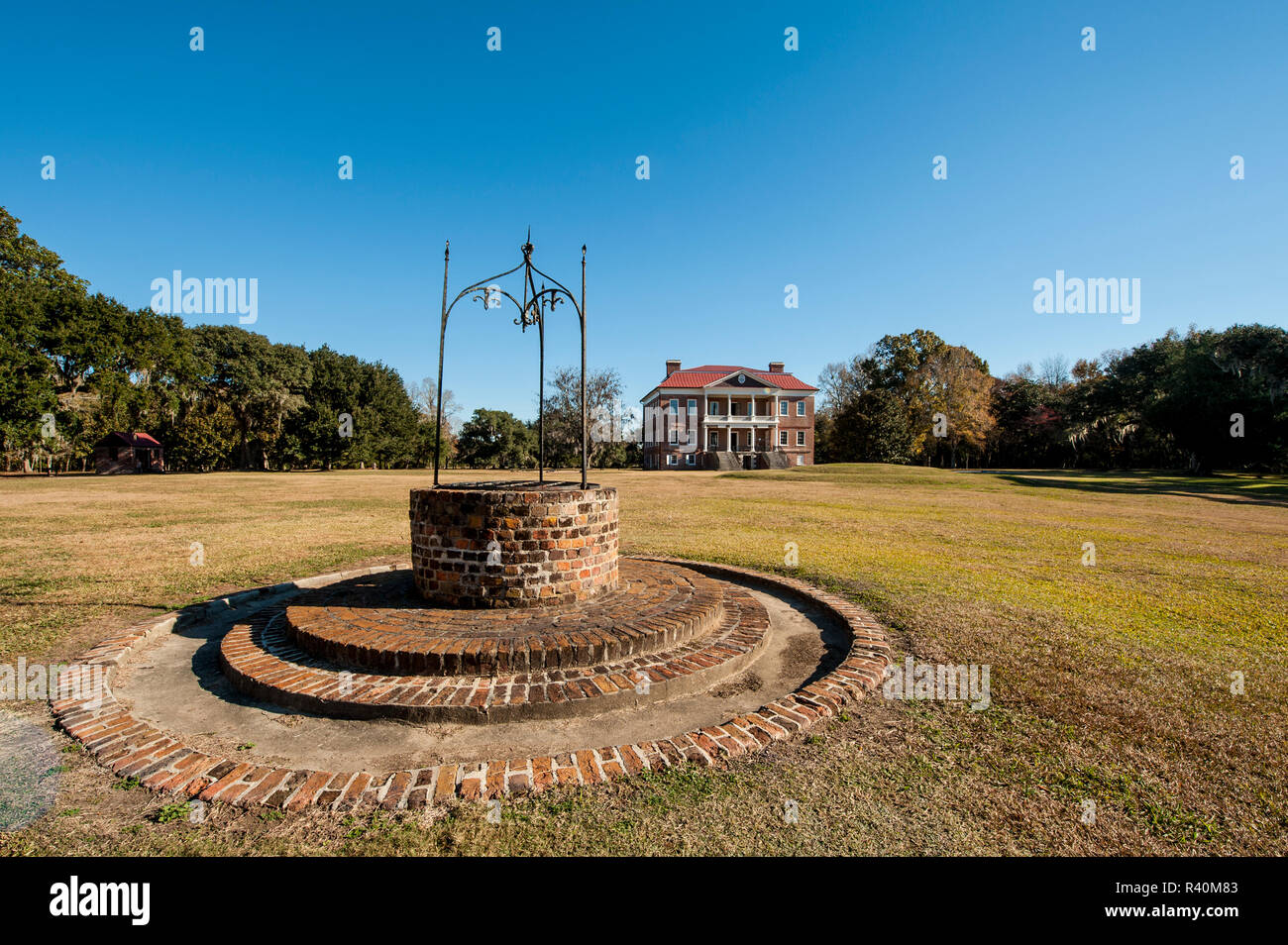 Vecchio Pozzo a Drayton Hall del xviii secolo plantation house, Charleston, Carolina del Sud. Foto Stock