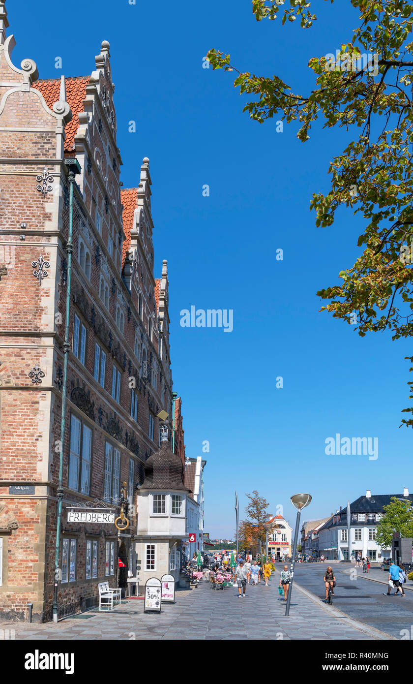 Negozi e caffetterie su Østerågade nel centro storico guardando verso il lungomare, Aalborg, Danimarca Foto Stock