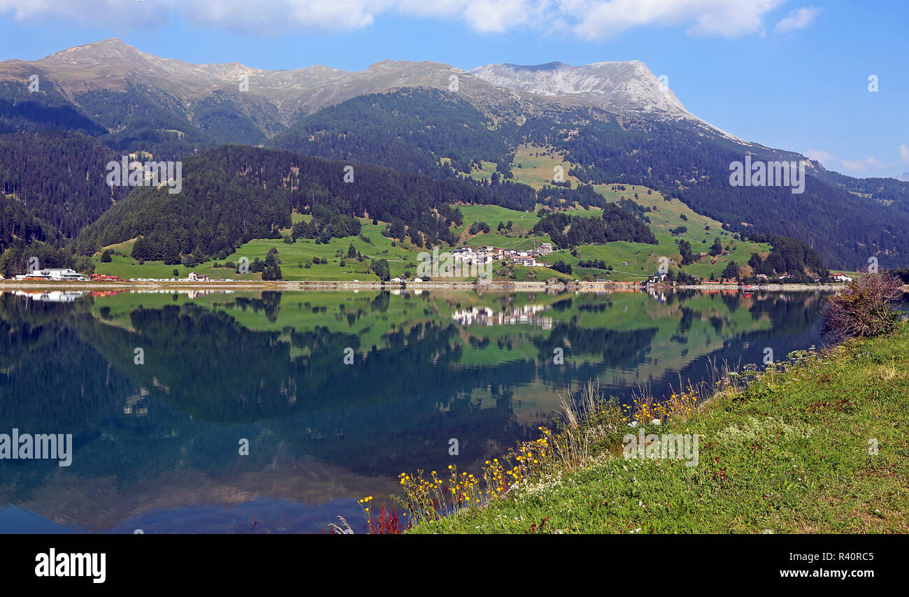 Reschensee vicino a Resia in obervinschgau Foto Stock