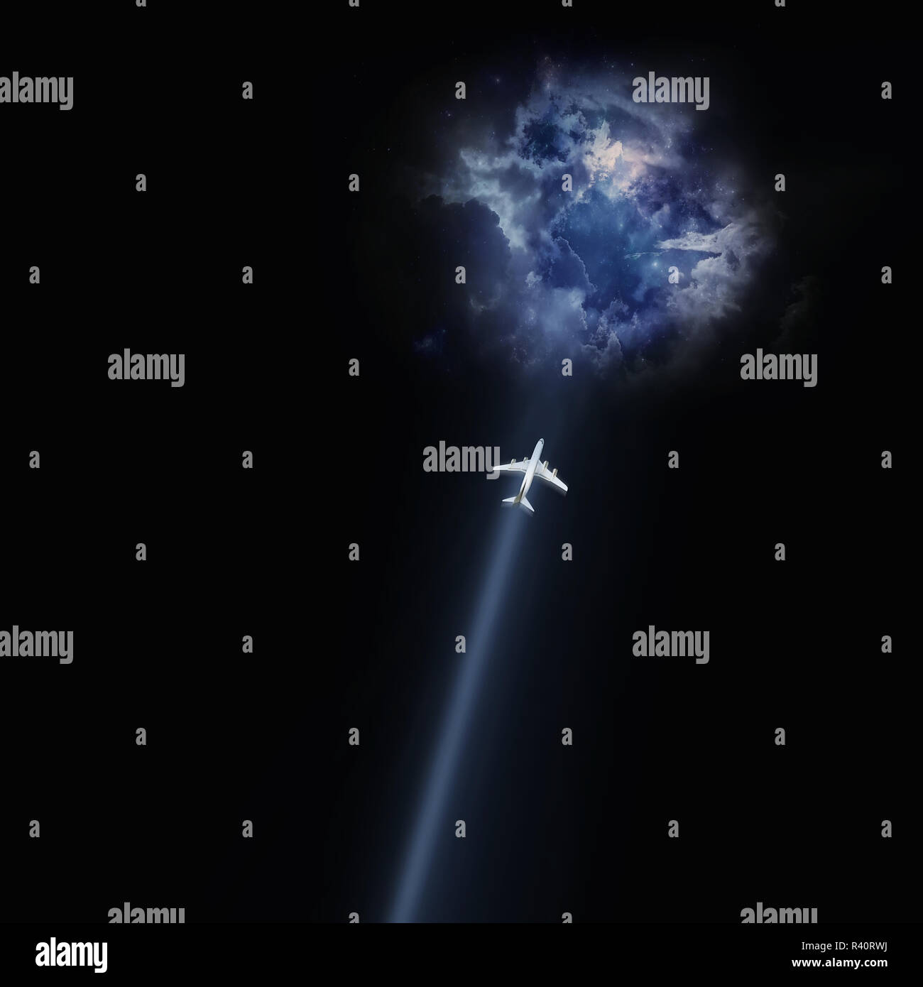 Aeroplano cercando di volare attraverso un foro nel cielo notturno Foto Stock