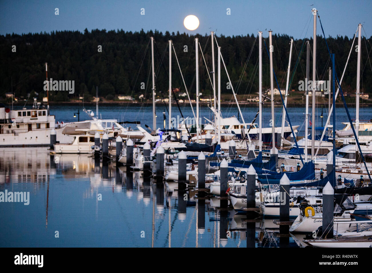 Bremerton, nello Stato di Washington. Luna piena su barche in un porto sul Puget Sound Foto Stock