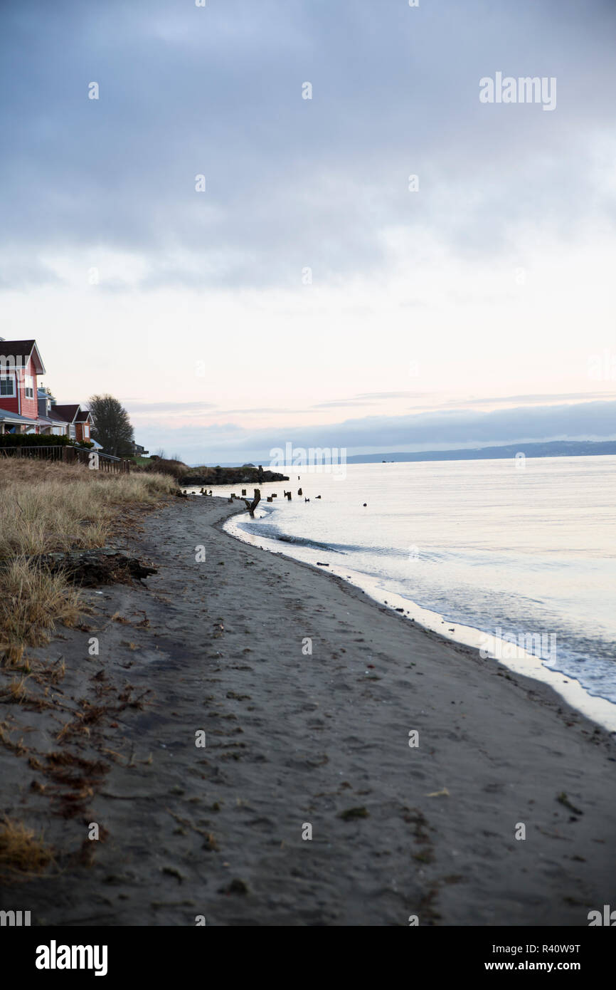 Port Ludlow, nello Stato di Washington. Spiaggia di sabbia, l'acqua di marea, spiaggia case sul Puget Sound Foto Stock