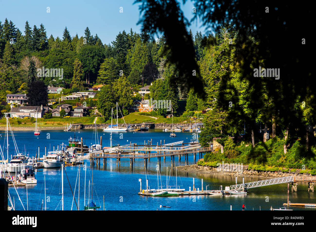 Bainbridge Island, nello Stato di Washington. Per coloro che godono di waterfront e barche su una marina in Puget Sound Foto Stock