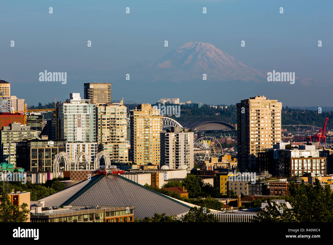 Seattle, nello Stato di Washington. Mount Rainier guardando oltre il Safeco Field Stadium, ruota panoramica Ferris e il centro città di edifici Foto Stock