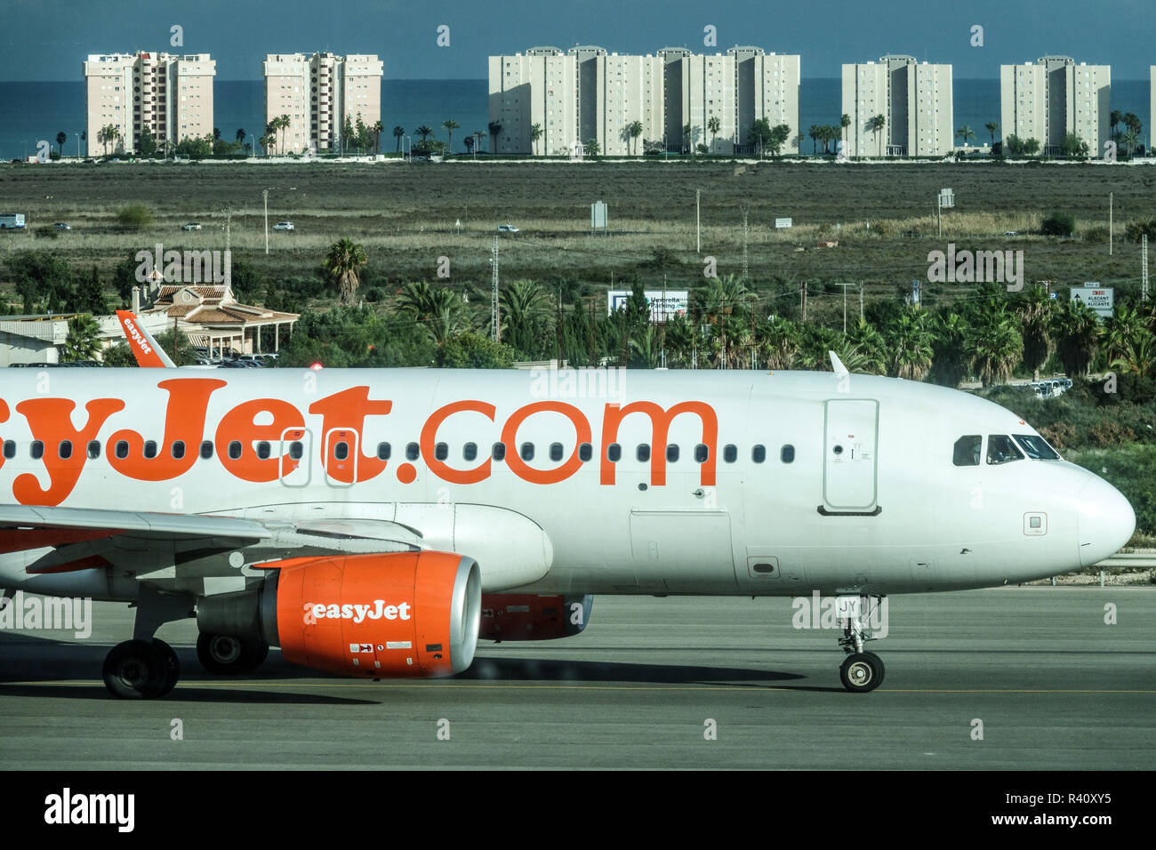 Aeroporto di Alicante, aereo Airbus, aereo Easyjet su asfalto ed edifici in riva al mare Low-Cost Carrier LCC No-Frills budget Discount Airline Foto Stock